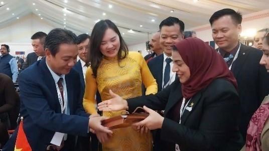 Representatives of various countries congratulating the Vietnamese delegation following the UNESCO’s recognition for the Dong Ho folk painting craft by UNESCO.