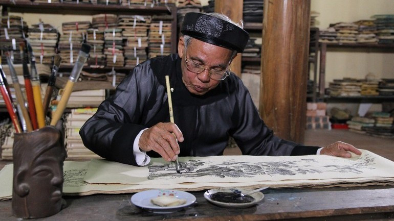 Artisan Nguyen Dang Che makes Dong Ho folk paintings.