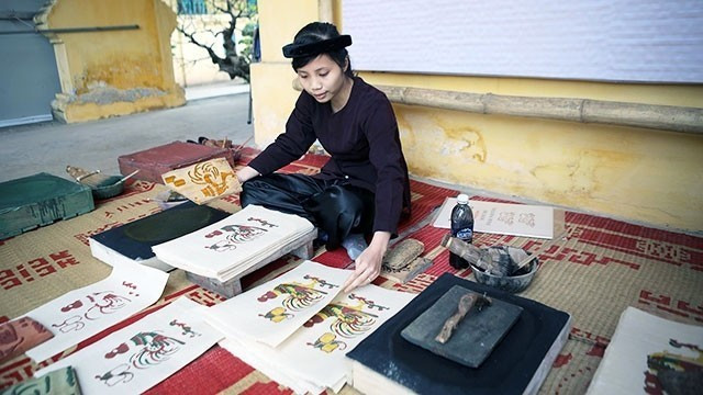 Traditional methods are used to print Dong Ho paintings using traditional methods.