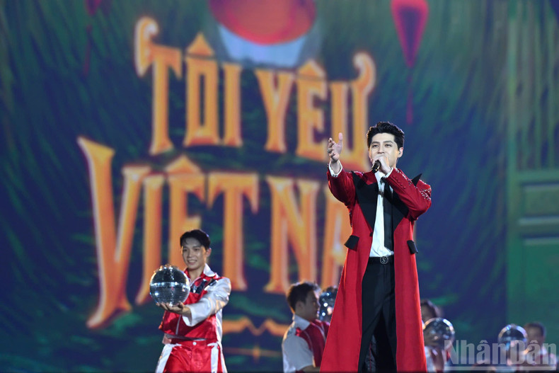 Singer Noo Phuoc Thinh performs the song “Toi yeu Viet Nam” (I Love Viet Nam) in a fresh and energetic arrangement. 9.jpg