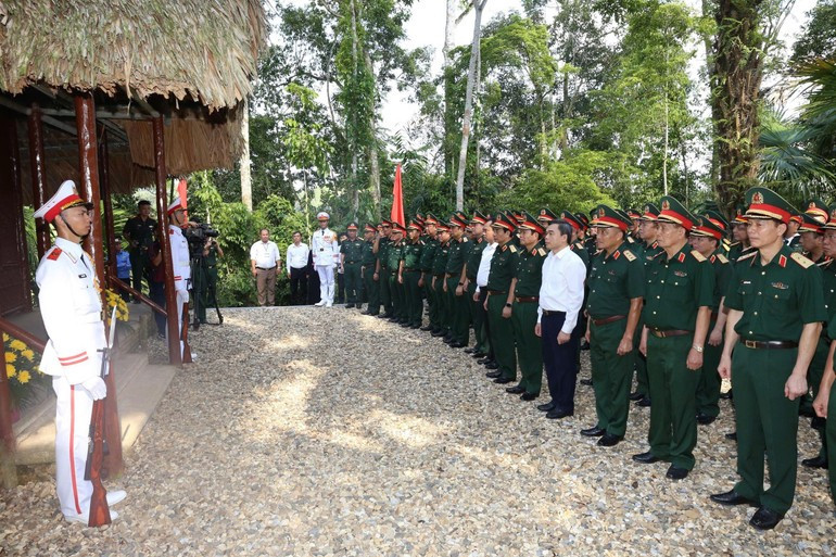 The delegation's members pay tribute to General Vo Nguyen Giap and the heroic fallen soldiers. The delegation's members pay tribute to General Vo Nguyen Giap and the heroic fallen soldiers.