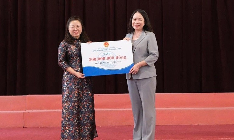 On behalf of the province’s education sector, Hoang Tuyet Ban, Director of the Dien Bien Provincial Department of Education and Training, received the 200 million VND scholarship for disadvantaged students from Vice President Vo Thi Anh Xuan. On behalf of the province’s education sector, Hoang Tuyet Ban, Director of the Dien Bien Provincial Department of Education and Training, received the 200 million VND scholarship for disadvantaged students from Vice President Vo Thi Anh Xuan.