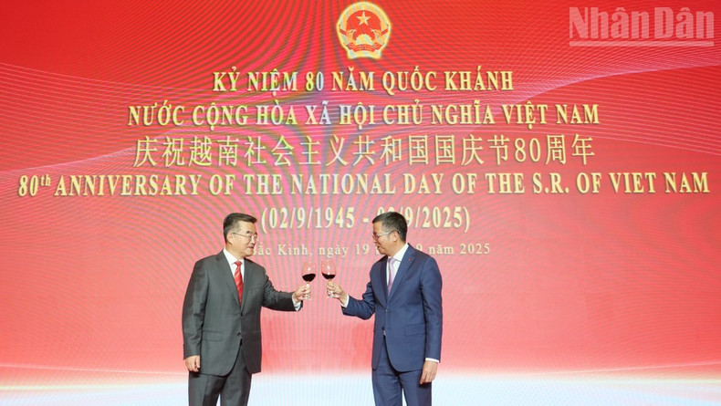 Ambassador Pham Thanh Binh and Zhang Qingwei raise a toast to the occasion. img-6384.jpg