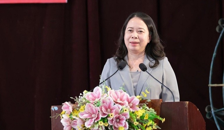 Vice President Vo Thi Anh Xuan encourages the teachers and students of the boarding school to continue striving forward despite difficulties, advancing in both teaching and learning. Vice President Vo Thi Anh Xuan encourages the teachers and students of the boarding school to continue striving forward despite difficulties, advancing in both teaching and learning.