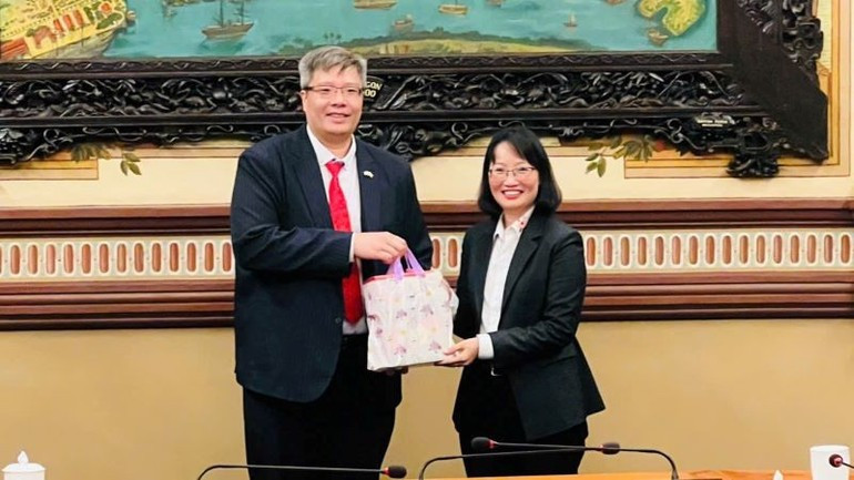 The VKBIA president presents a commemorative gift to Tran Thi Dieu Thuy, Vice Chairwoman of the Ho Chi Minh City People’s Committee. The VKBIA president presents a commemorative gift to Tran Thi Dieu Thuy, Vice Chairwoman of the Ho Chi Minh City People’s Committee.