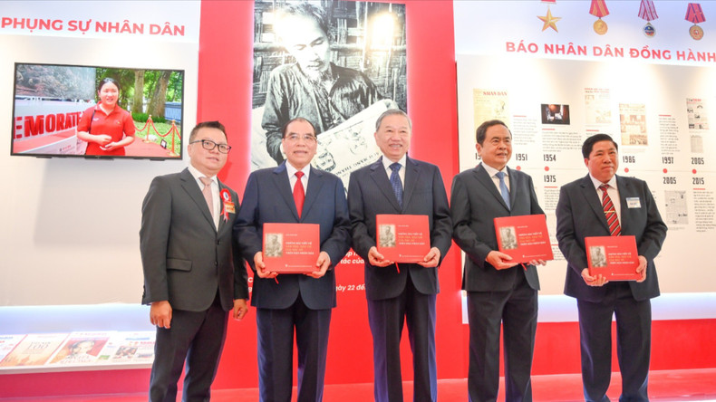 Party General Secretary To Lam, NA Chairman Tran Thanh Man and other leaders receive the book titeld "Uncle Ho's articles on culture and journalism in Nhan Dan Newspaper" at the pavilion of Nhan Dan Newspaper at the National Press Festival 2025. (Photo: NDO) hoibao.jpg