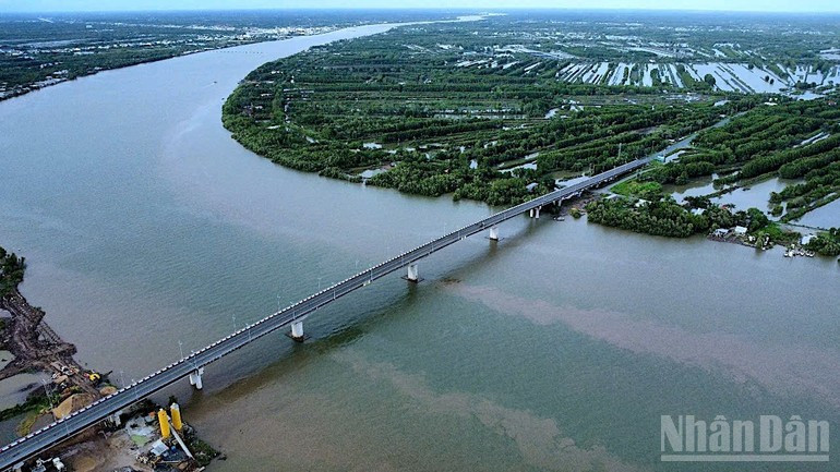 The Ca Mau–Dat Mui Expressway runs parallel to National Highway 1A and the Ho Chi Minh Trail. (Photo: Nam Can Bridge on the Ho Chi Minh Trail leading to Dat Mui Commune, Ca Mau Province.) The Ca Mau–Dat Mui Expressway runs parallel to National Highway 1A and the Ho Chi Minh Trail. (Photo: Nam Can Bridge on the Ho Chi Minh Trail leading to Dat Mui Commune, Ca Mau Province.)