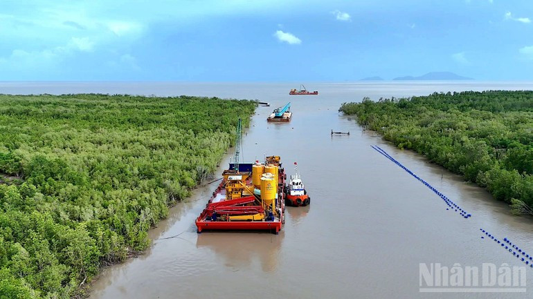 Materials are gathered in preparation for the groundbreaking of the Ca Mau–Dat Mui Expressway and the road linking Dat Mui to Hon Khoai Port. Materials are gathered in preparation for the groundbreaking of the Ca Mau–Dat Mui Expressway and the road linking Dat Mui to Hon Khoai Port.