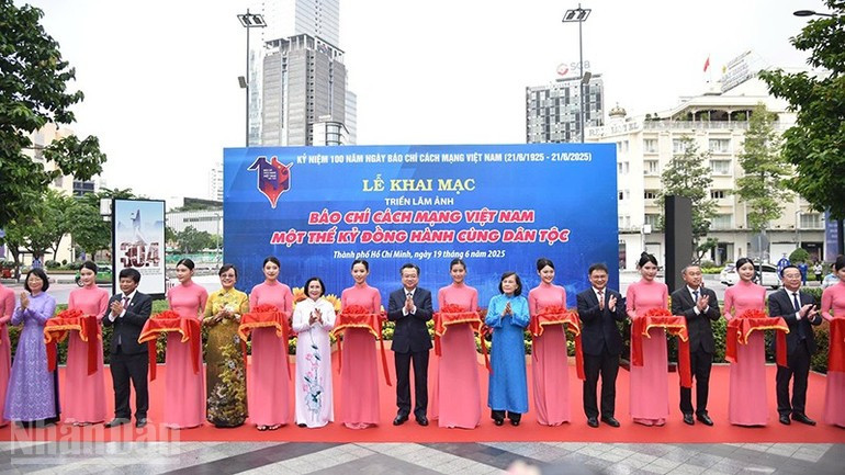 Delegates perform the ribbon-cutting ceremony to open the exhibition at Lam Son Park. (Photo: MANH HAO) Delegates perform the ribbon-cutting ceremony to open the exhibition at Lam Son Park. (Photo: MANH HAO)
