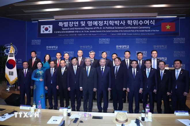The Vietnamese delegation and Yonsei University staff (Photo: VNA) rokdaihoc2.jpg