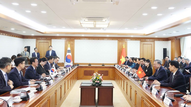 Viet Nam’s Party General Secretary To Lam (second, right) has a meeting with Korean Prime Minister Kim Min-seok in Seoul on August 11. (Photo: VNA) rokthutuong.jpg