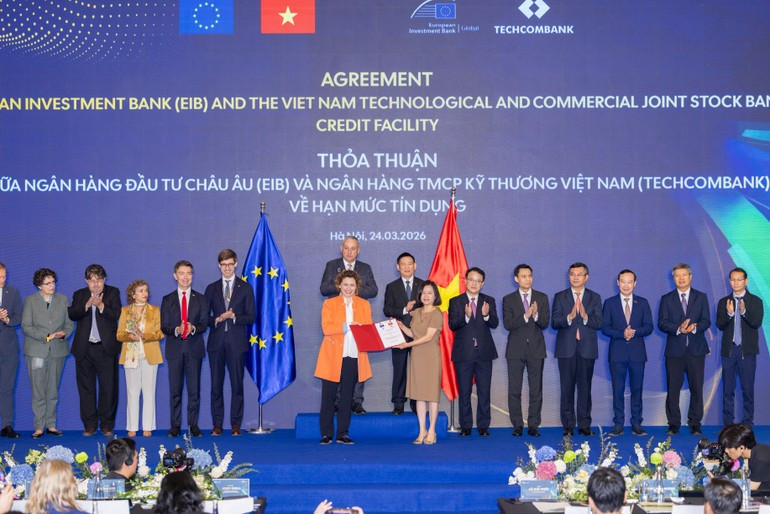 The singing ceremony of the credit facility agreement between the European Investment Bank (EIB) and Viet Nam Technological and Commercial Joint Stock Bank (Techcombank) (Photo: EUROCHAM)