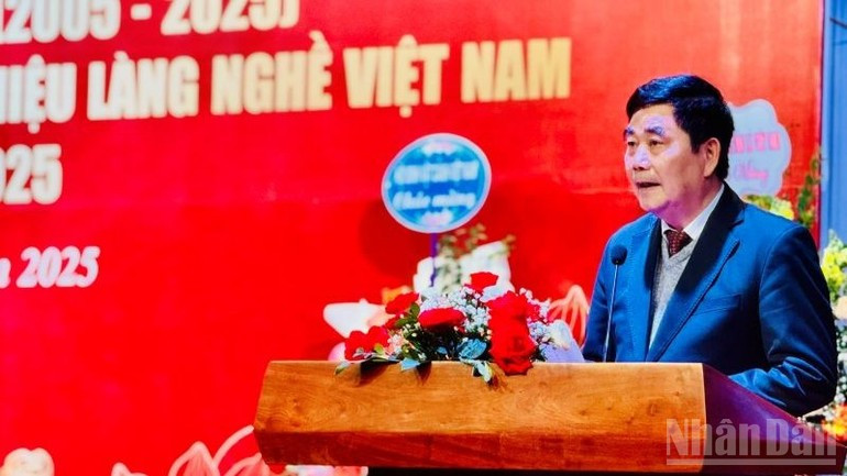 Former Minister of Agriculture and Rural Development (now the Ministry of Agriculture and Environment) Cao Duc Phat reaffirms the important role of the Viet Nam Association of Craft Villages in preserving and developing Vietnamese craft villages.