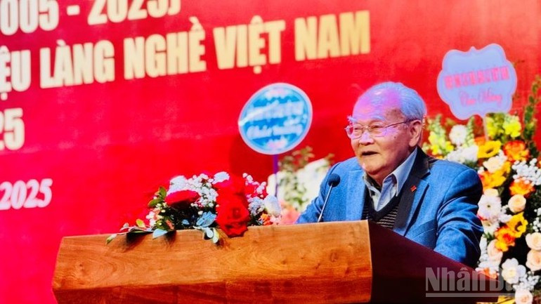 Senior Expert Vu Quoc Tuan, former Chairman of the Viet Nam Association of Craft Villages for its first and second terms, speaks at the event. (Photo: HNV)