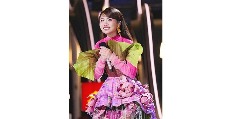 Singer Phuong My Chi has undergone a remarkable transformation, achieving resounding success with a series of performances that showcase her bold new artistic style. (File photo). Singer Phuong My Chi has undergone a remarkable transformation, achieving resounding success with a series of performances that showcase her bold new artistic style. (File photo).