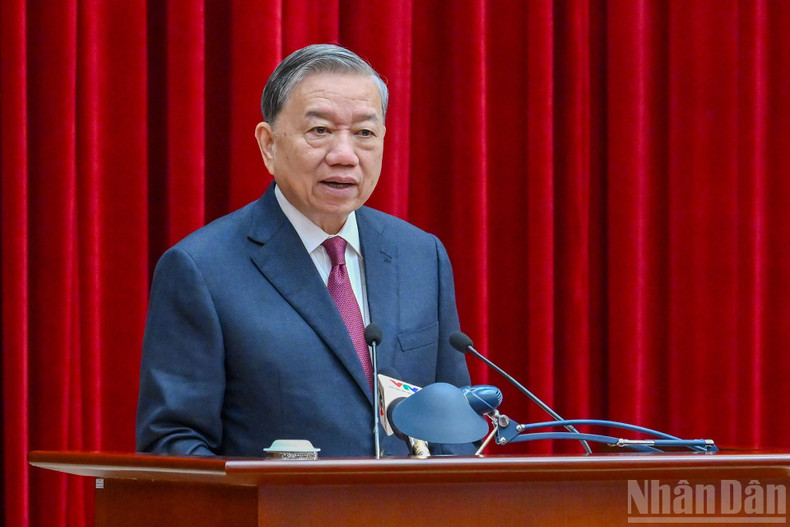 General Secretary To Lam delivers a speech at the conference.