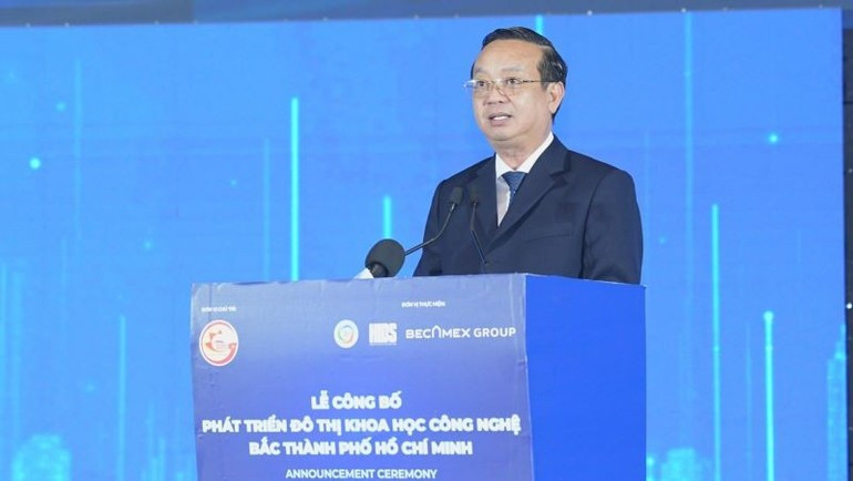 Vice Chairman of the Ho Chi Minh City People’s Committee Bui Minh Thanh delivers remarks at the ceremony.