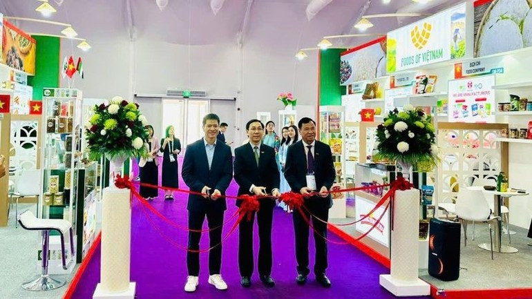 Truong Xuan Trung, Viet Nam’s Commercial Counsellor in the UAE; Nguyen Minh Tien, Director of AGRITRADE and Head of the Vietnamese business delegation; and representatives of participating enterprises cut the ribbon to open the Viet Nam’s pavilion. (Photo: AGRITRADE)
