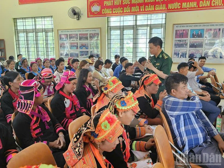 Lai Chau Border Guard organises communication activities on human trafficking prevention for ethnic minority communities in border and island areas. (Photo: Border Guard)