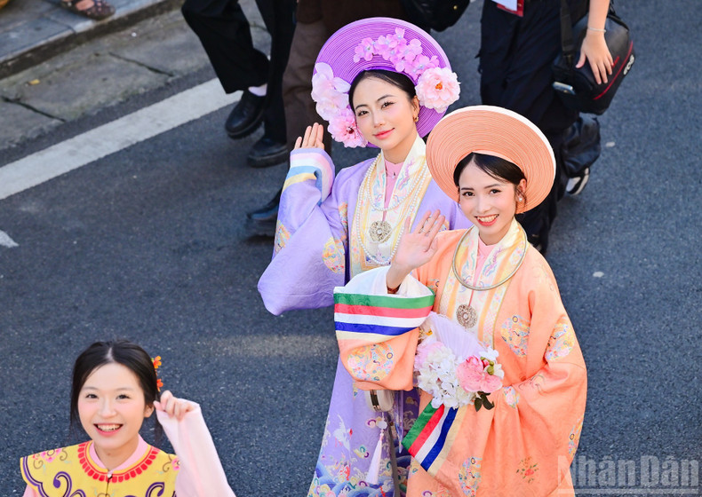 The programme shares the passion and achievements of Ha Noi’s community dedicated to researching, collecting and applying ancient Vietnamese traditional dress.