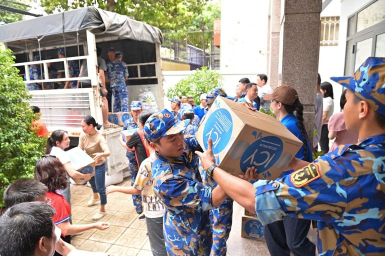 Vinamilk’s nutritional products are received for distribution to communities in flood-hit areas. (Photo: Vi Nam)