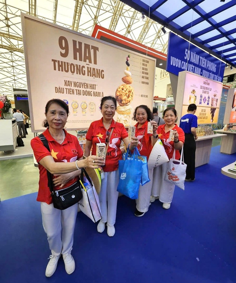 Vinamilk also introduces its plant-based milk products that contain no lactose, no preservatives, no glyphosate herbicides, and are produced with whole-grain milling technology to retain full nutritional value. (Photo: Vi Nam)