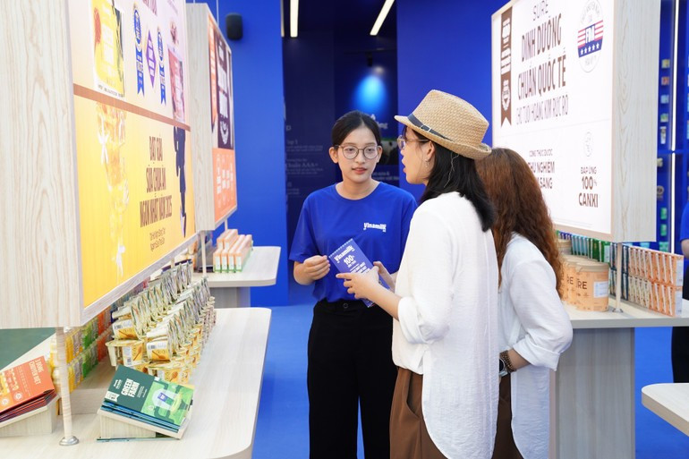 Young visitors are fond of Vinamilk’s display and experience space. (Photo: Tinh Khong)