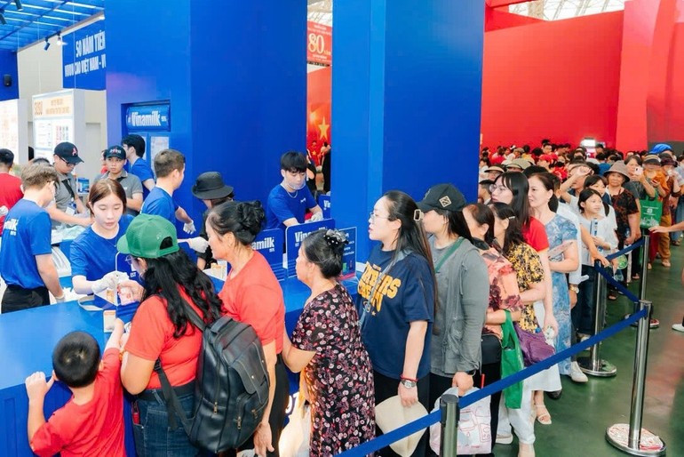 Vinamilk’s display and experience area welcomed a large number of visitors. This not only reflects the strong connection between consumers and the brand, but also highlights how Vinamilk continues to reinvent itself to engage the public in a more modern, effective, and intimate way. (Photo: Tinh Khong)