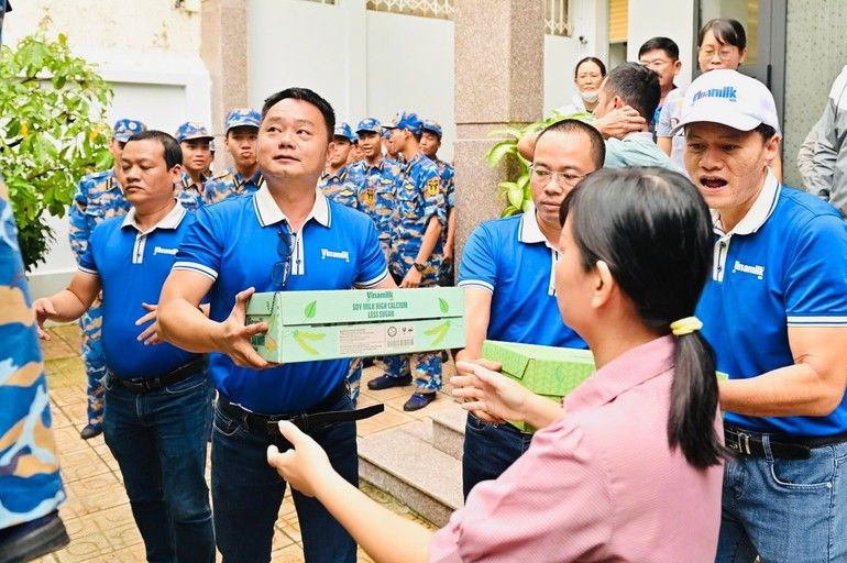 Thousands of Vinamilk nutritional products are promptly delivered by Nguyen Xuan Tung, Vinamilk’s Central Region Sales Manager, and Vinamilk staff. (Photo: Vi Nam)
