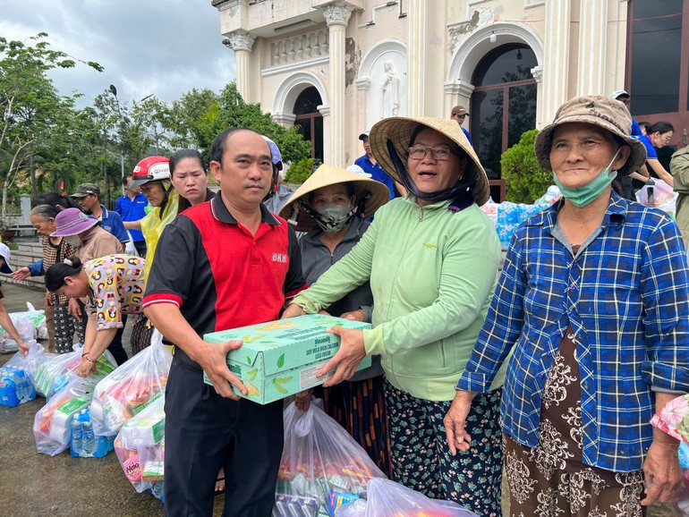 Vinamilk’s nutritional products reach residents in the flood-affected communes of Dien Dien and Dien An in Khanh Hoa Province. (Photo: Vi Nam)