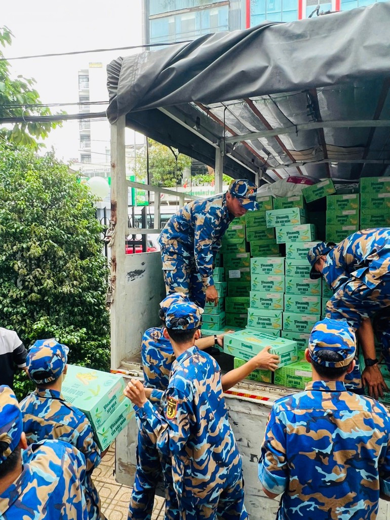 Navy Region 4 Training Centre soldiers stand ready to transport Vinamilk’s nutritional products directly to flood-affected residents. (Photo: Vi Nam)