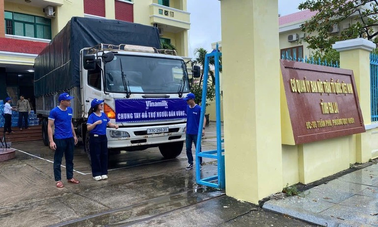 Vinamilk’s nutrition truck reaches flood-affected communities in Gia Lai. (Photo: Vi Nam)