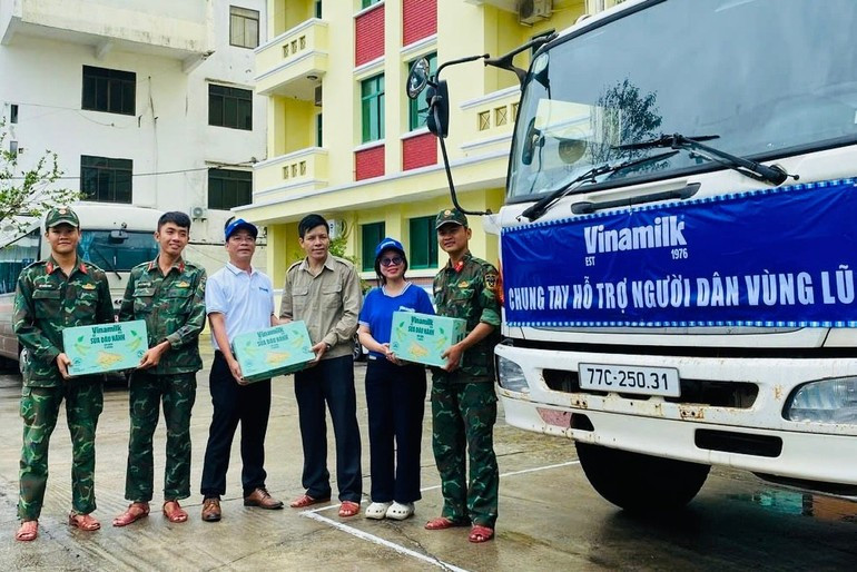 Nguyen Xuan Binh, Director of Vinamilk Binh Dinh Dairy Plant, and Vinamilk staff hand over the nutritional products. (Photo: Vi Nam)