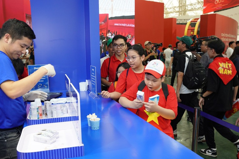 Many children are especially delighted to sample new products from the familiar dairy brand they consume every day. (Photo: Vi Nam)