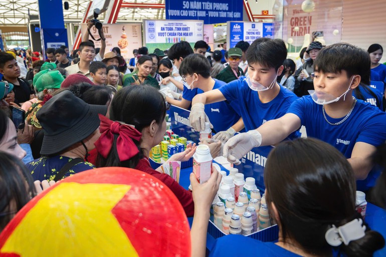 Vinamilk has allocated around 101,000 products for visitors to enjoy, offering a wide range of flavours from fresh milk and plant-based milk to refreshing ice cream. (Photo: Vi Nam)