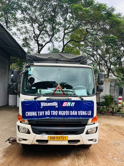 Vinamilk’s nutrition-laden trucks are ready to depart overnight to reach flood-affected communities. (Photo: Vi Nam)