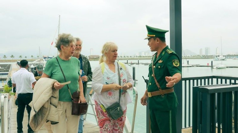 Tourists experience tourism services in Nha Trang.