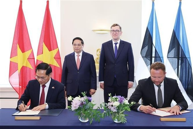 The two PMs witness the signing and exchange of a Memorandum of Understanding on cooperation between the Vietnamese Ministry of Foreign Affairs and the Estonian Ministry of Foreign Affairs. (Photo: VNA) The two PMs witness the signing and exchange of a Memorandum of Understanding on cooperation between the Vietnamese Ministry of Foreign Affairs and the Estonian Ministry of Foreign Affairs. (Photo: VNA)