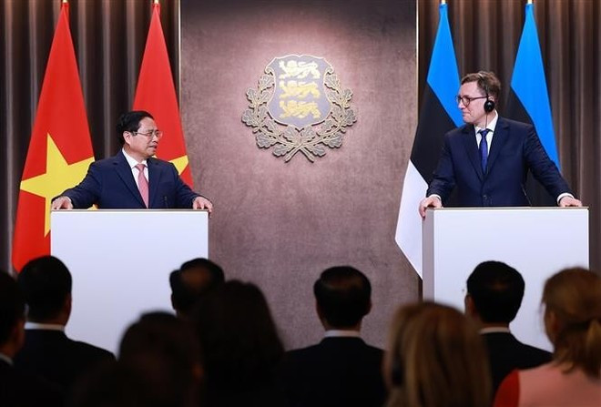 The two PMs chair a joint press conference to announce the results of their talks. (Photo: VNA) The two PMs chair a joint press conference to announce the results of their talks. (Photo: VNA)