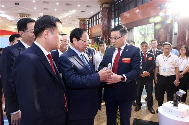 PM Pham Minh Chinh explores Petrovietnam's major products. (Photo: VNA) PM Pham Minh Chinh explores Petrovietnam's major products. (Photo: VNA)