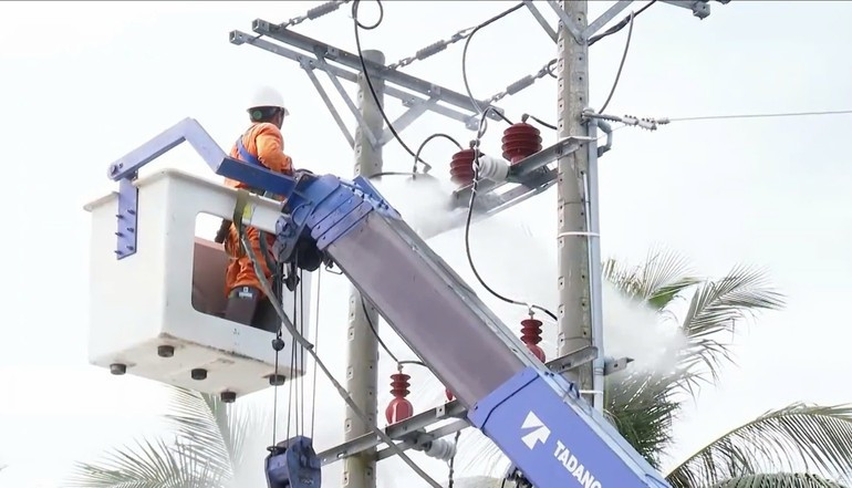 Electrical workers clean and maintain equipment on the power grid. Electrical workers clean and maintain equipment on the power grid.