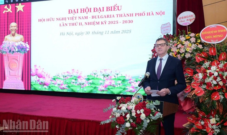 Ambassador Pavlin Todorov delivers remarks at the Congress.