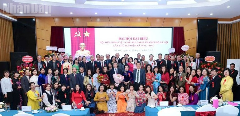 Delegates attending the Congress pose for a commemorative photo.