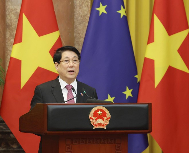 President Luong Cuong announces the outcomes of the talks at the joint press conference. (Photo: VNA)