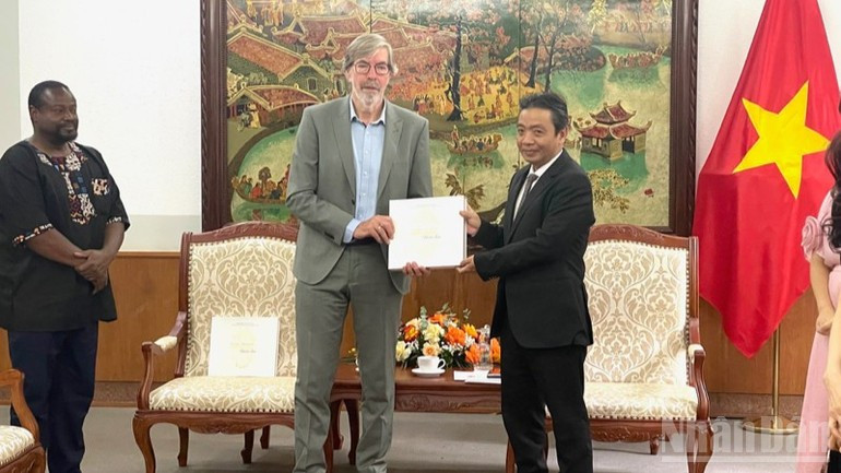 Dr Fackson Banda expresses deep appreciation for the richness of Viet Nam’s documentary heritage. Dr Fackson Banda expresses deep appreciation for the richness of Viet Nam’s documentary heritage.