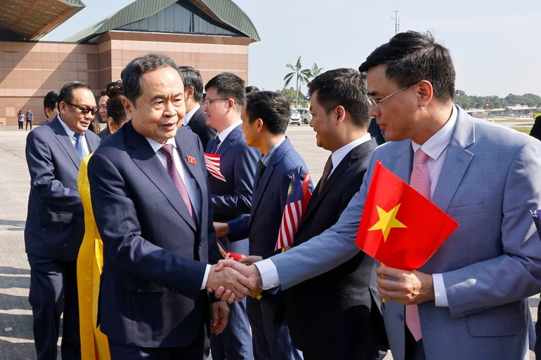 A farewell ceremony for NA Chairman Tran Thanh Man and his spouse is held at the Bunga Raya Complex at Kuala Lumpur International Airport. na4.jpg