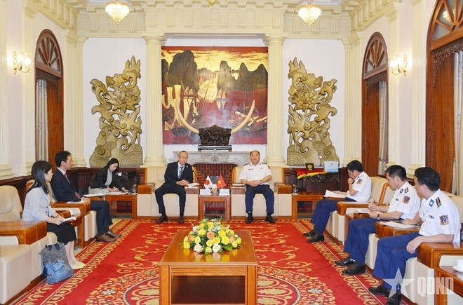 The meeting between Lieutenant General Le Quang Dao, Commander of the Viet Nam Coast Guard, and Kobayashi Yosuke, Chief Representative of the JICA Office in Viet Nam, in Ha Noi on June 5 (Photo: qdnd.vn) The meeting between Lieutenant General Le Quang Dao, Commander of the Viet Nam Coast Guard, and Kobayashi Yosuke, Chief Representative of the JICA Office in Viet Nam, in Ha Noi on June 5 (Photo: qdnd.vn)