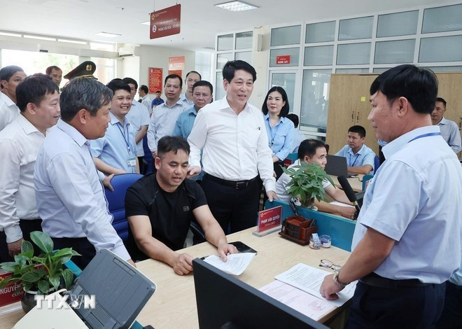 State President Luong Cuong inspects operations at the Public Administrative Service Centre of Quang Ha commune. (Photo: VNA) State President Luong Cuong inspects operations at the Public Administrative Service Centre of Quang Ha commune. (Photo: VNA)