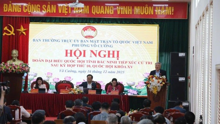 Permanent Deputy Prime Minister Nguyen Hoa Binh and deputies of the Bac Ninh Provincial National Assembly.