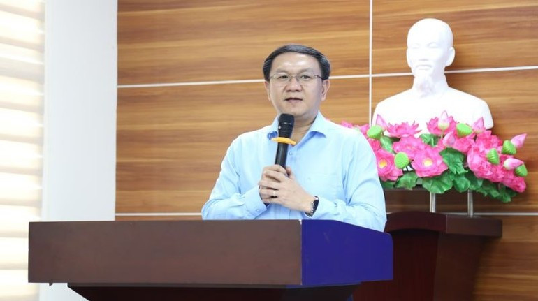 Director of the Ho Chi Minh City Department of Science and Technology Lam Dinh Thang talks with students. Director of the Ho Chi Minh City Department of Science and Technology Lam Dinh Thang talks with students.